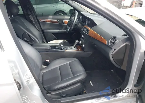 2012 Mercedes-Benz C 250 Sport z USA, uszkodzony, nr VIN WDDGF4HB6CA621094